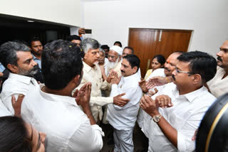 Chandrababu Naidu reaches Vijayawada home after interim bail