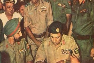 Pakistani Army surrendered arms in 1971 war
