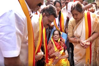 veteran Actress Leelavathi hoists kannada flag in film chamber