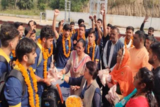 Students returned to Himachal after Bharat Darshan