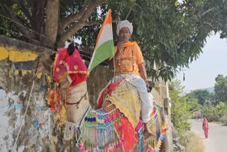 ऊंट पर सवार होकर नामांकन भरने पहुंचा प्रत्याशी