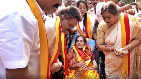 veteran Actress Leelavathi hoists kannada flag in film chamber