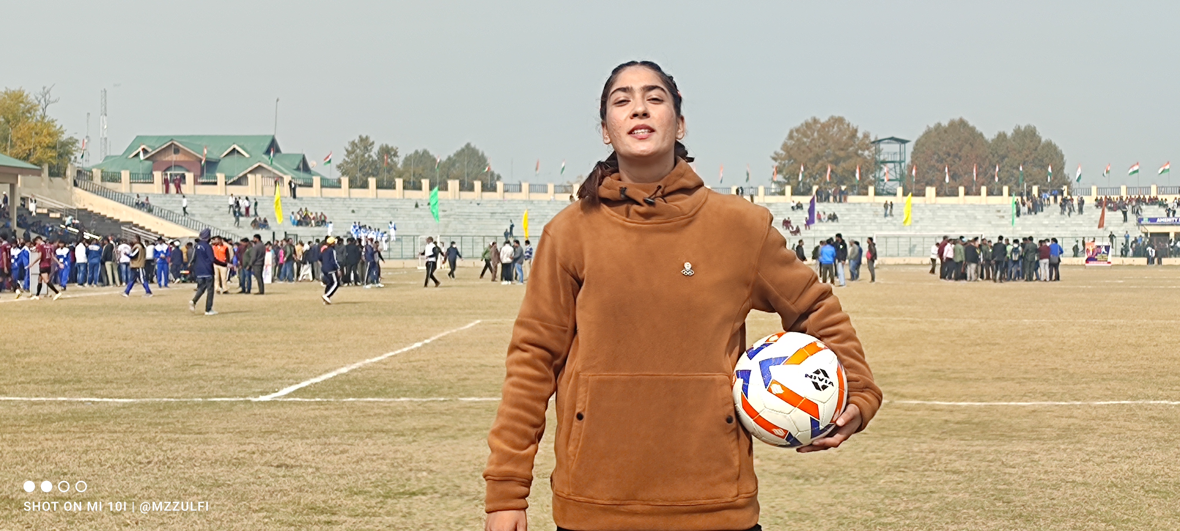 कश्मीर की पहली महिला फुटबॉल कोच नादिया निघाट