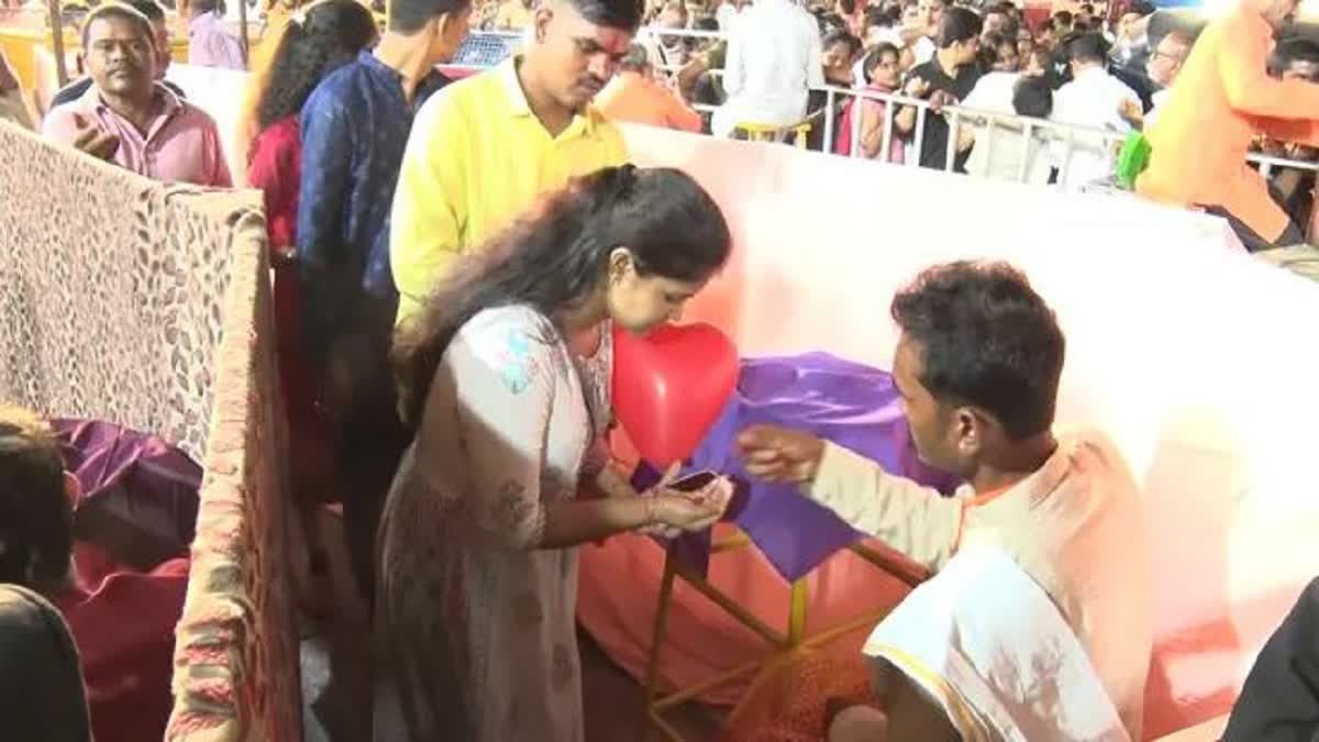 silver-coins-distribution-to-devotees-in-charminar-bhagyalakshmi-temple-at-patabasti