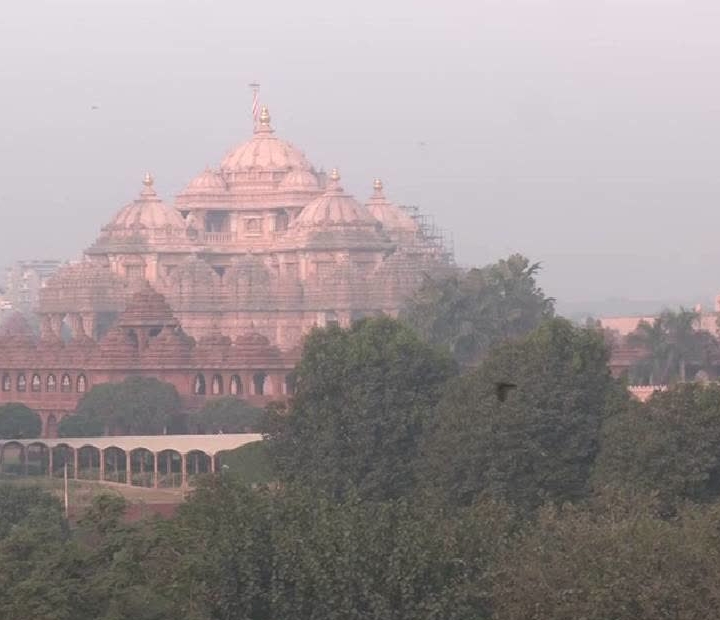 A view of Akshardham temple amid the thick layer of smog as the air quality continues to be in Poor category