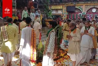 द्वारिकाधीश मंदिर में पूजा अर्चना करने पहुंचे श्रद्धालु.