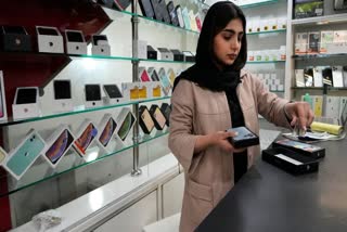 Iran lifts ban on iPhone