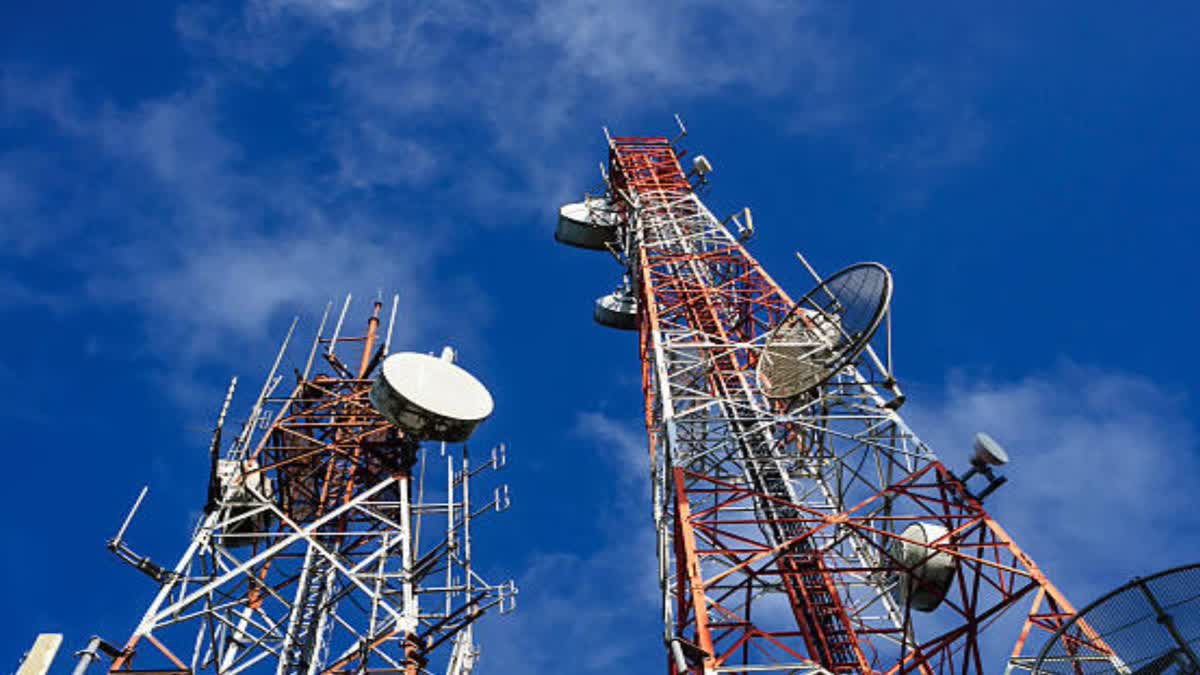 Mobile tower stolen in UPs Kaushambi  Ujjaini village  technician reported the matter to police  Sandipan Ghat police station  ಮೊಬೈಲ್​ ಟವರ್​ ಕಳ್ಳತನ  9 ತಿಂಗಳ ಬಳಿಕ ಬಂದ ಬೆಳಕಿಗೆ  ಬೆಚ್ಚಿ ಬೀಳಿಸುವ ಘಟನೆ  ಮೊಬೈಲ್ ಟವರ್ ಅನ್ನೇ ಕಳ್ಳರು ಕದ್ದು  ಮೊಬೈಲ್​ ಕಂಪನಿ ಪೊಲೀಸ್​ ಠಾಣೆ  ಮೊಬೈಲ್ ಟವರ್‌ನ ಸಂಪೂರ್ಣ ಉಪಕರಣ  ಕಳ್ಳರು ಕದ್ದೊಯ್ದಿರುವ ಘಟನೆ  ಕಂಪನಿ ಪೊಲೀಸ್ ಠಾಣೆಗೆ ದೂರು  ಸಂದೀಪನ್ ಘಾಟ್ ಪೊಲೀಸ್ ಠಾಣೆ