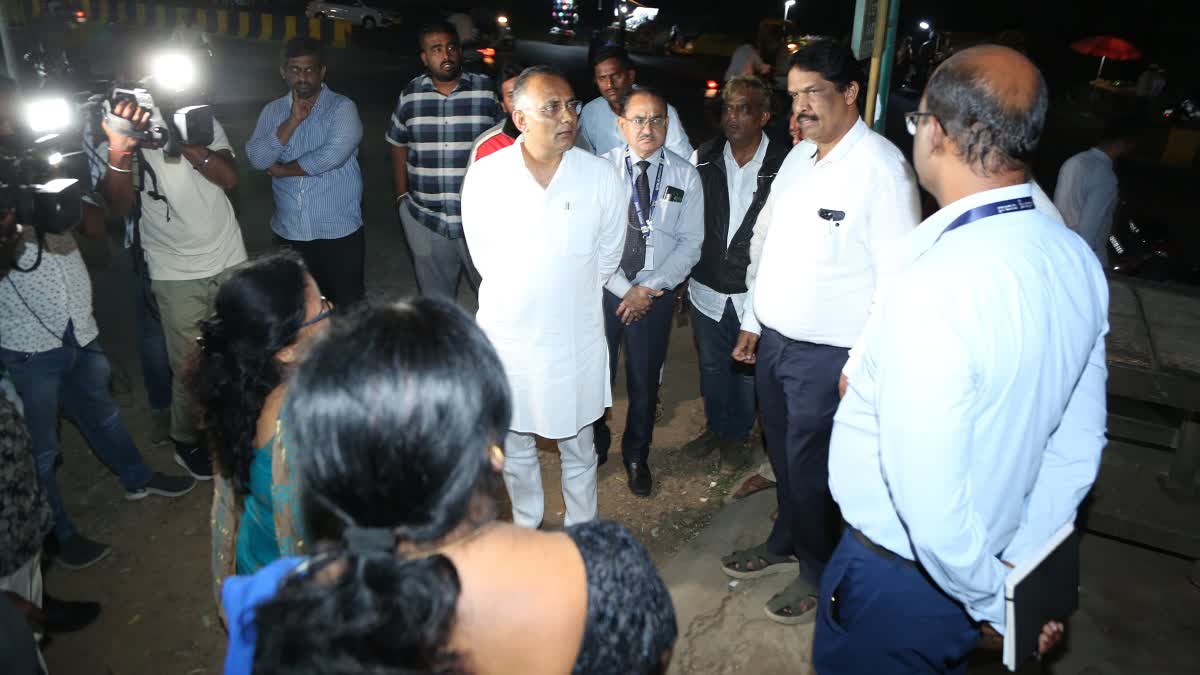 Minister Dinesh Gundurao arrived near Mata Hospital