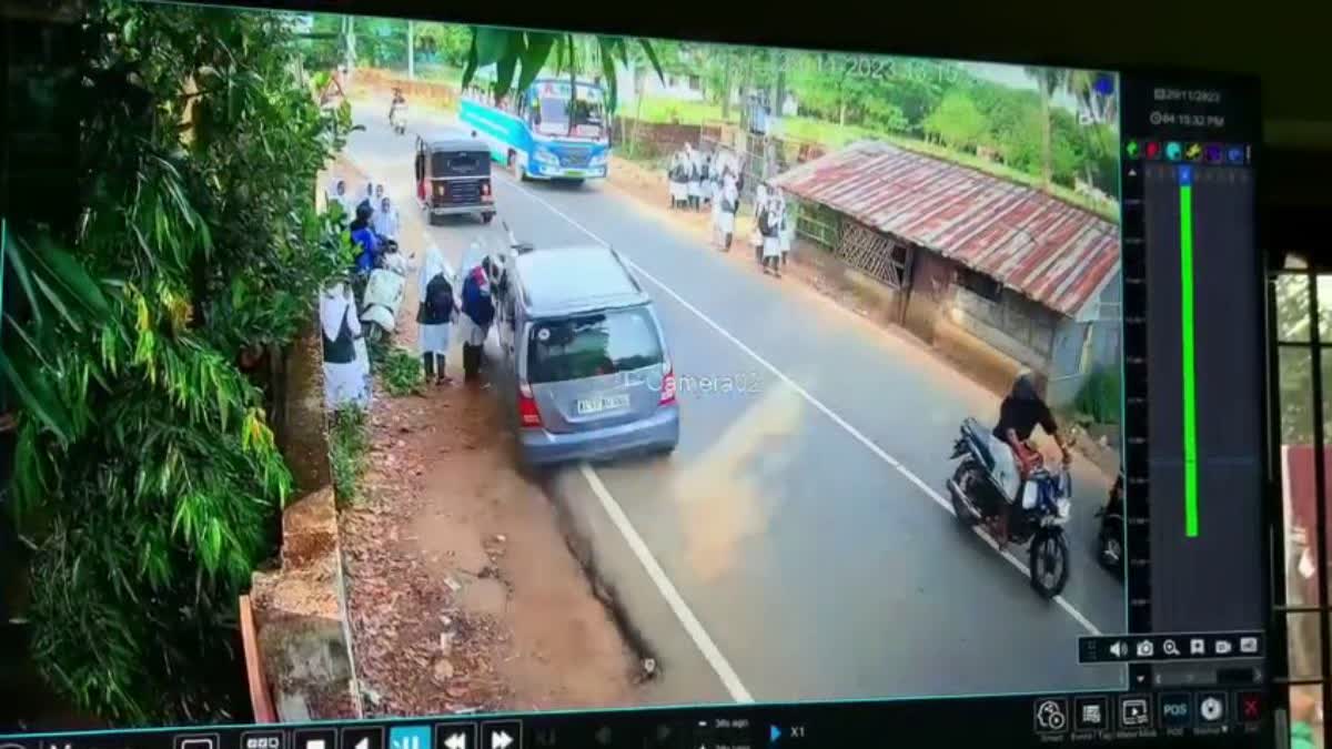 accident near edakkadappuram school  താനൂരിൽ കാർ ഇടിച്ച് വിദ്യാർത്ഥിക്ക് പരിക്ക്  താനൂരിൽ കാർ നിയന്ത്രണം വിട്ട് അപകടം  car hit school student in Tanur  വിദ്യാര്‍ഥിയെ ഇടിച്ചുതെറിപ്പിച്ച് കാര്‍  താനൂരില്‍ വിദ്യാര്‍ഥിയെ കാറിടിക്കുന്ന ദൃശ്യം  Video of tanur Car Accident  താനൂർ എടക്കടപ്പുറം എച്ച് എസ് വിദ്യാര്‍ഥി