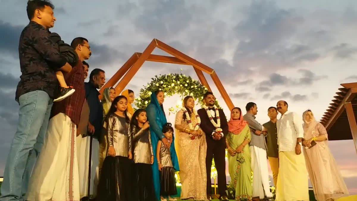 First Wedding Destination Center  വെഡിങ് ഡെസ്റ്റിനേഷന്‍  Ankha And Riyas Wedding  Shangumugham Beach  Tourism Department  Shangumugham Wedding Destination  ശംഖുമുഖത്തെ വെഡ്ഡിങ് ഡെസ്റ്റിനേഷന്‍  കേരളത്തിലെ ആദ്യ ഡെസ്‌റ്റിനേഷന്‍ വെഡ്ഡിങ്  അനഘയെ വാരണമാല്യം ചാര്‍ത്തി റിയാസ്  ടൂറിസം വകുപ്പ്  ടൂറിസം വകുപ്പ് വാര്‍ത്തകള്‍