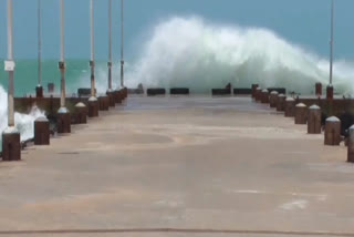 Rameswaram fishermen should not go to the sea due to the storm in the Bay of Bengal