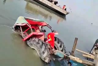 गंडक नदी में नाव पर लदा ट्रैक्टर ट्रॉली पलटा