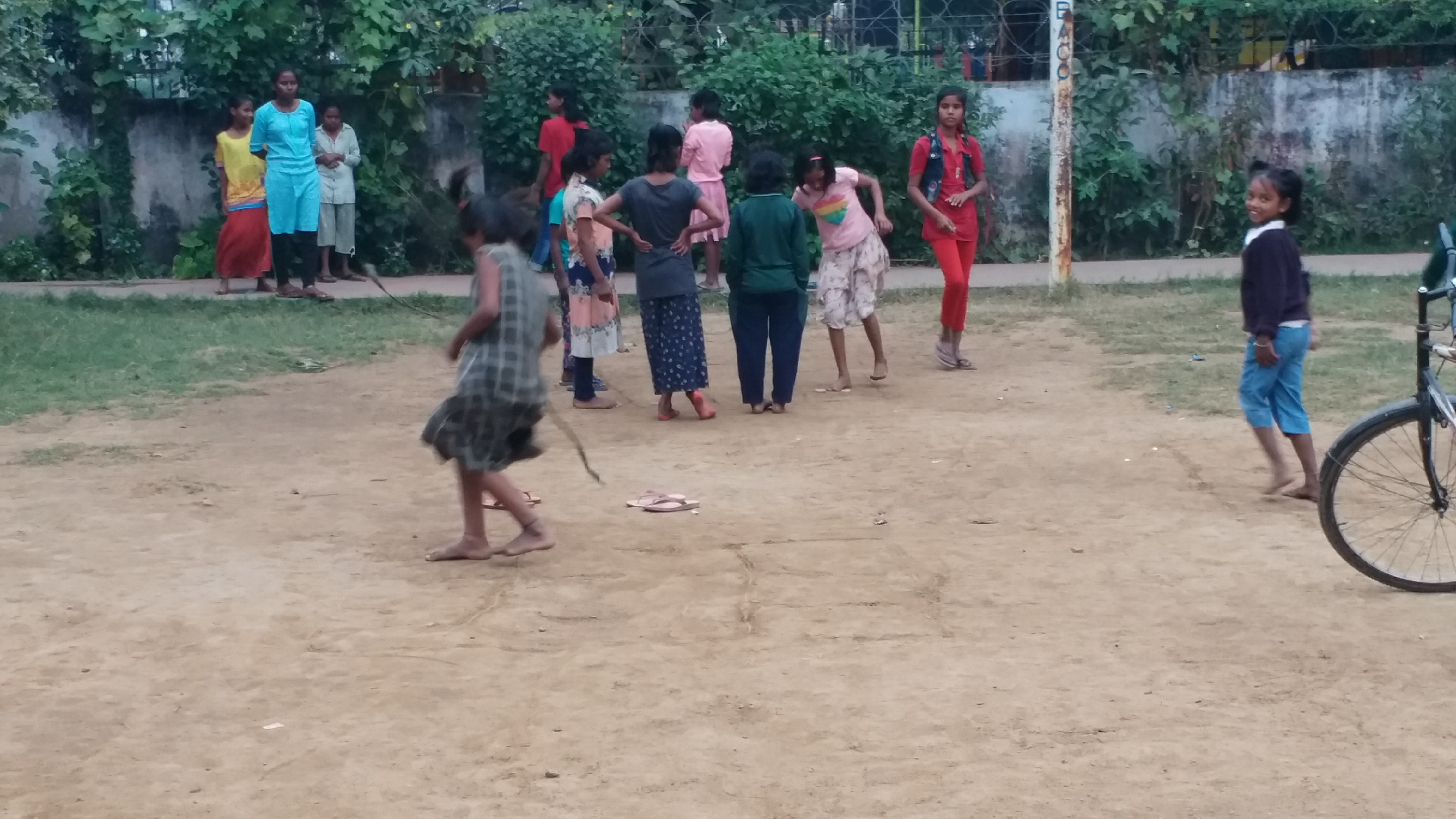 पटना रेनबो होम में खेलती छात्राएं.
