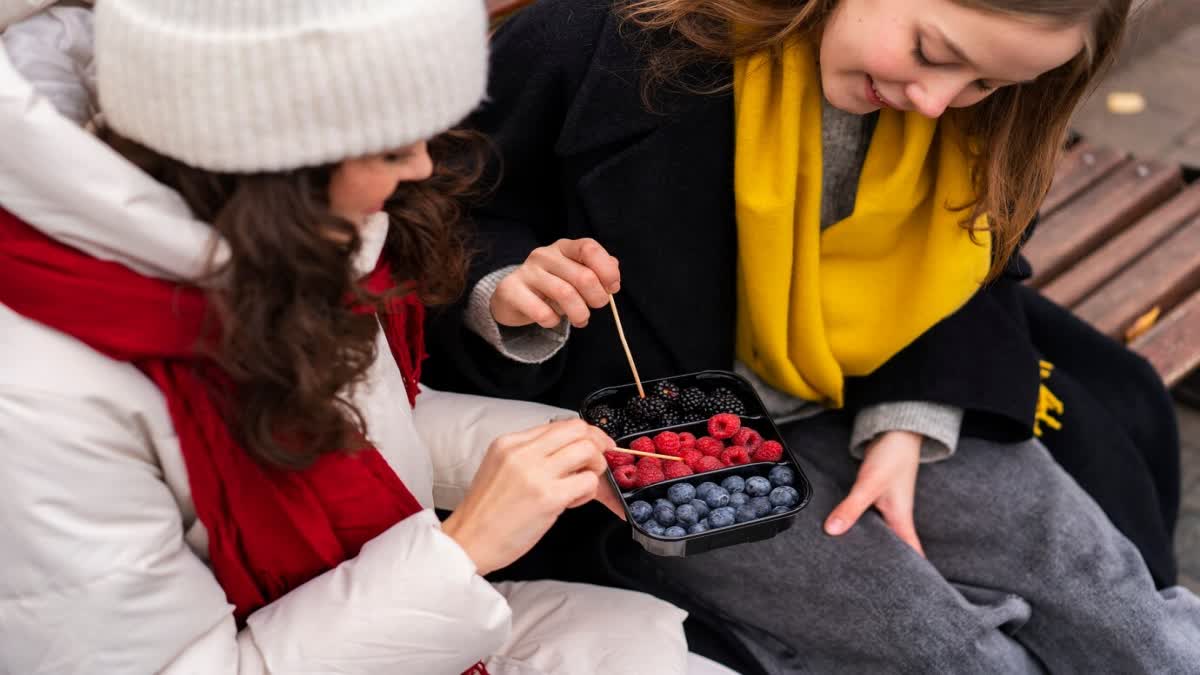 WINTER FRUITS FOR AN ENVIABLE SKIN  BEST FRUITS FOR SKIN IN WINTER  FRUITS FOR GLOWING SKIN IN WINTER  ചർമ്മാരോഗ്യത്തിന് കഴിക്കേണ്ട പഴങ്ങൾ