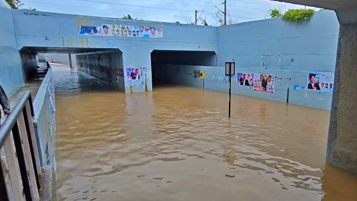 மழைநீரால் மூழ்கியுள்ள சுரங்கப்பாதை