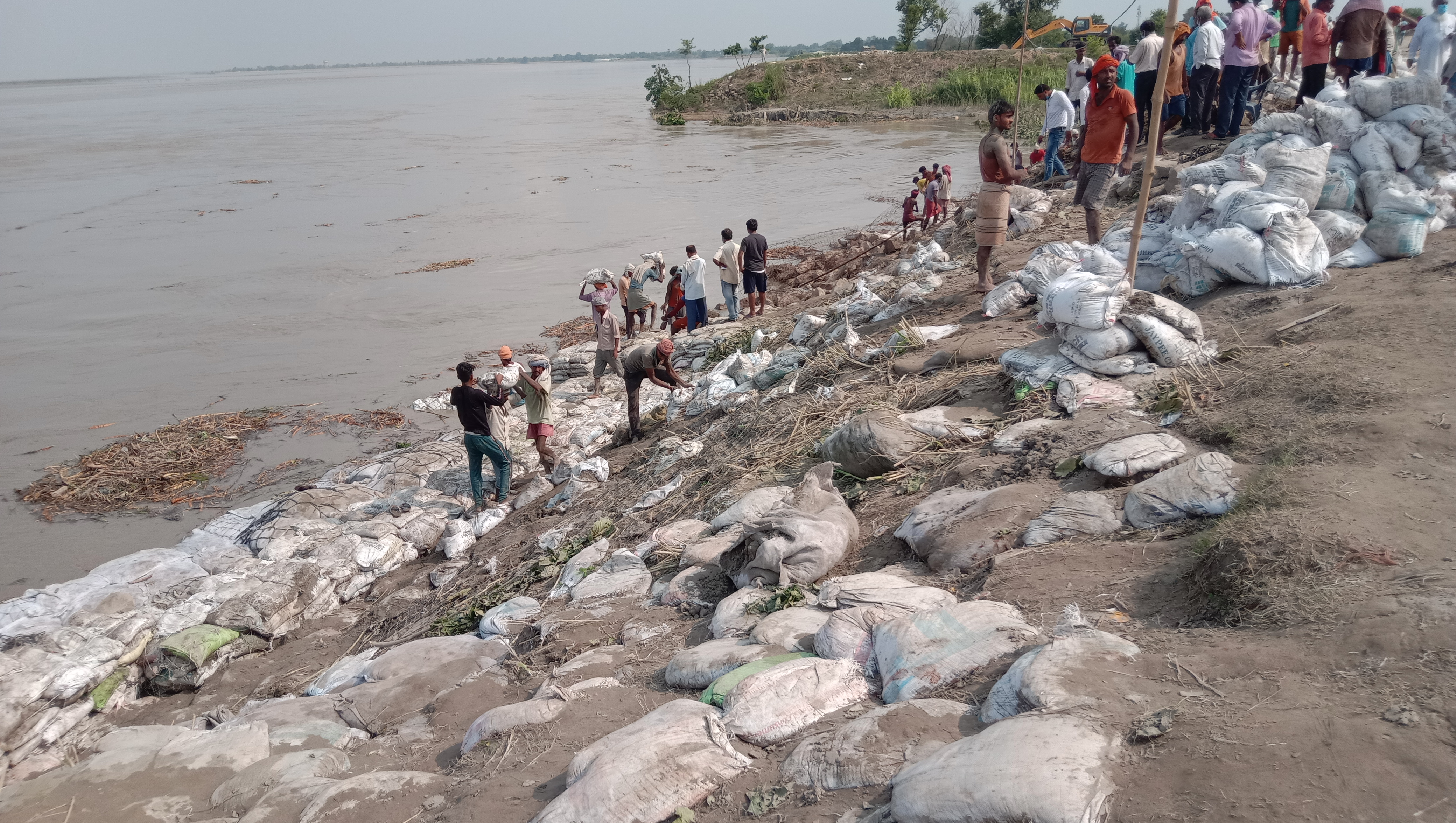 MLA arrived to investigate after allegations of irregularities in dam repair work in Bettiah