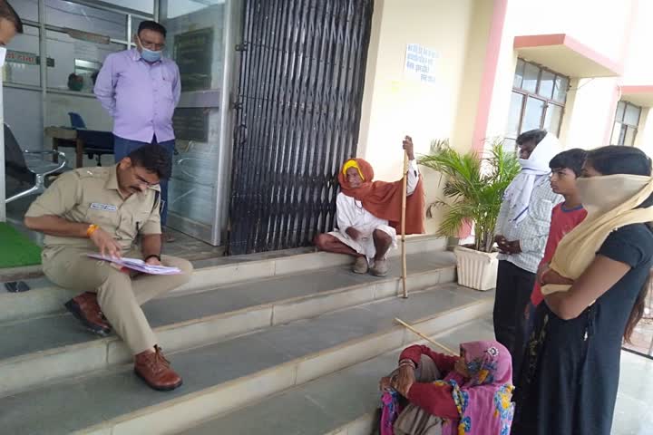 SP sitting on the stairs listening to the complaint of the womanSP sitting on the stairs listening to the complaint of the woman