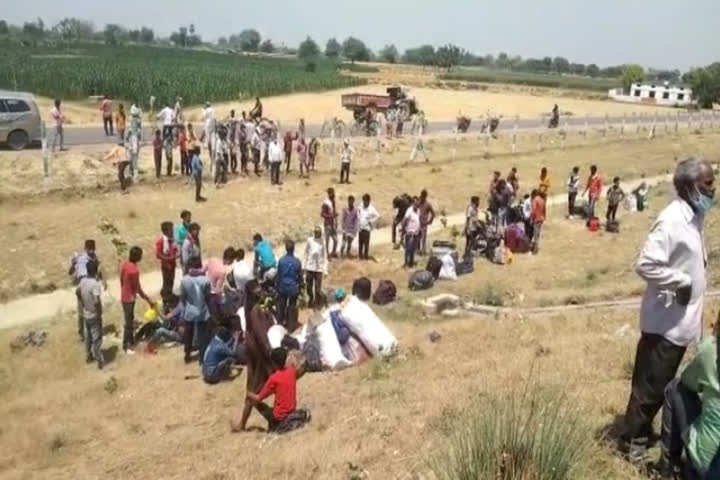 bus-with-100-labourers-overturned-in-agra-lucknow-expressway