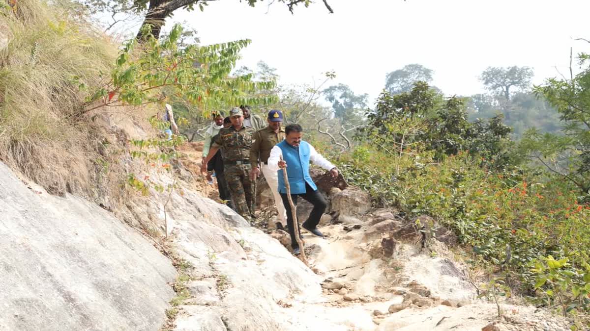 Patalkot jad village collector reached on foot first time