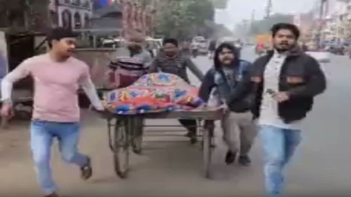 Death In UP  Patient On Hand Cart  രോഗി ഉന്തുവണ്ടിയില്‍  ആംബുലന്‍സ് സേവനം