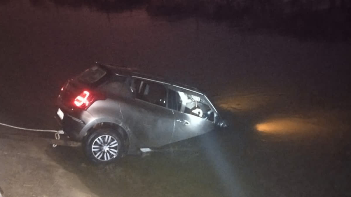 A car went out of control and fell into the canal