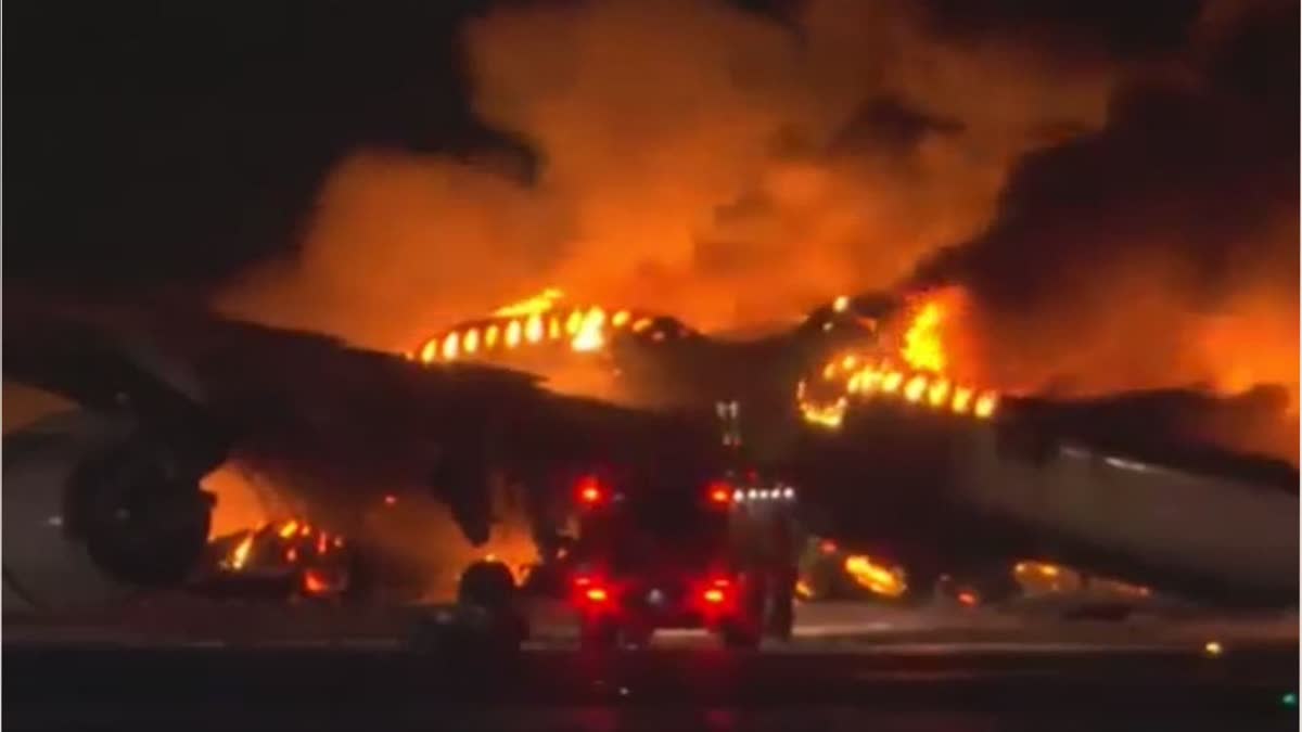 PLANE CATCHES FIRE ON RUNWAY AT JAPANS HANEDA AIRPORT