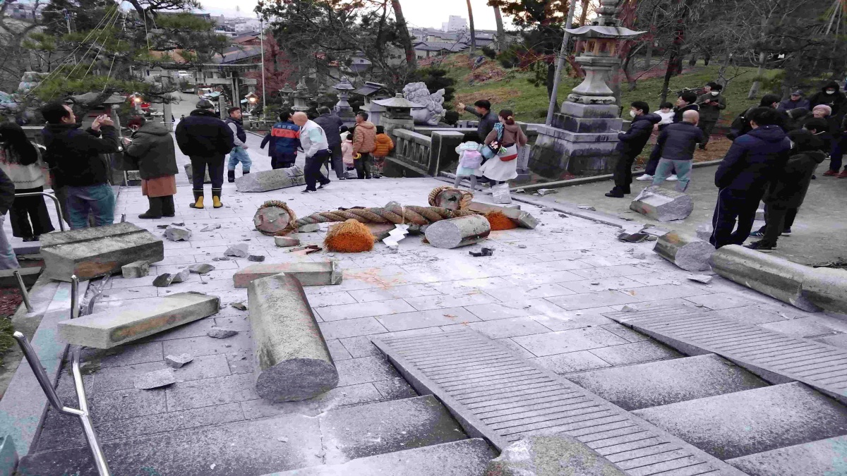 Japan lowers tsunami warning after earthquakes