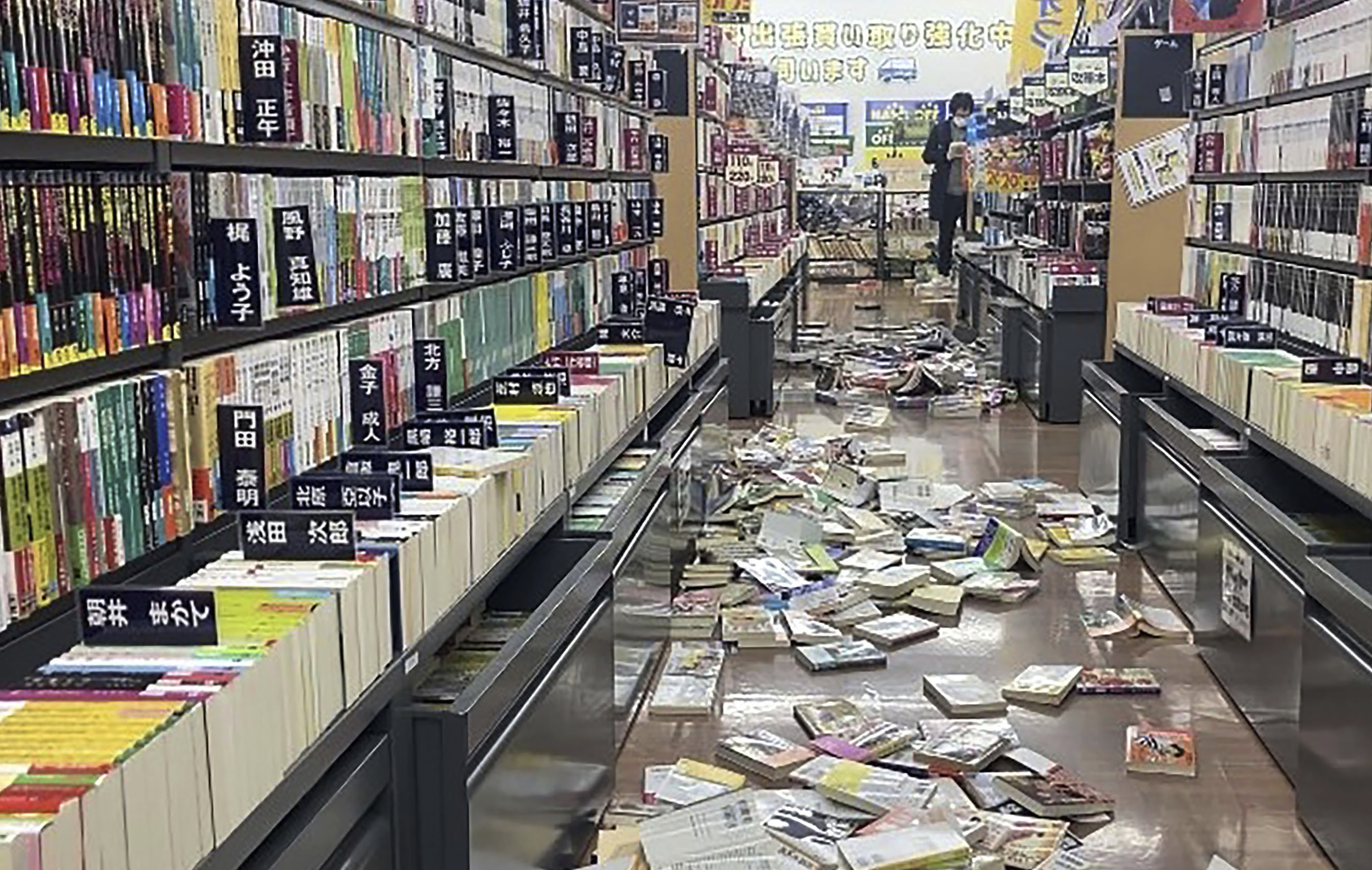 پیر کو آنے والے زلزلے کے بعد جاپان کے نیگاتا میں کتابوں کی دکان پر کتابیں بکھری ہوئی ہیں (PHOTO:AP)