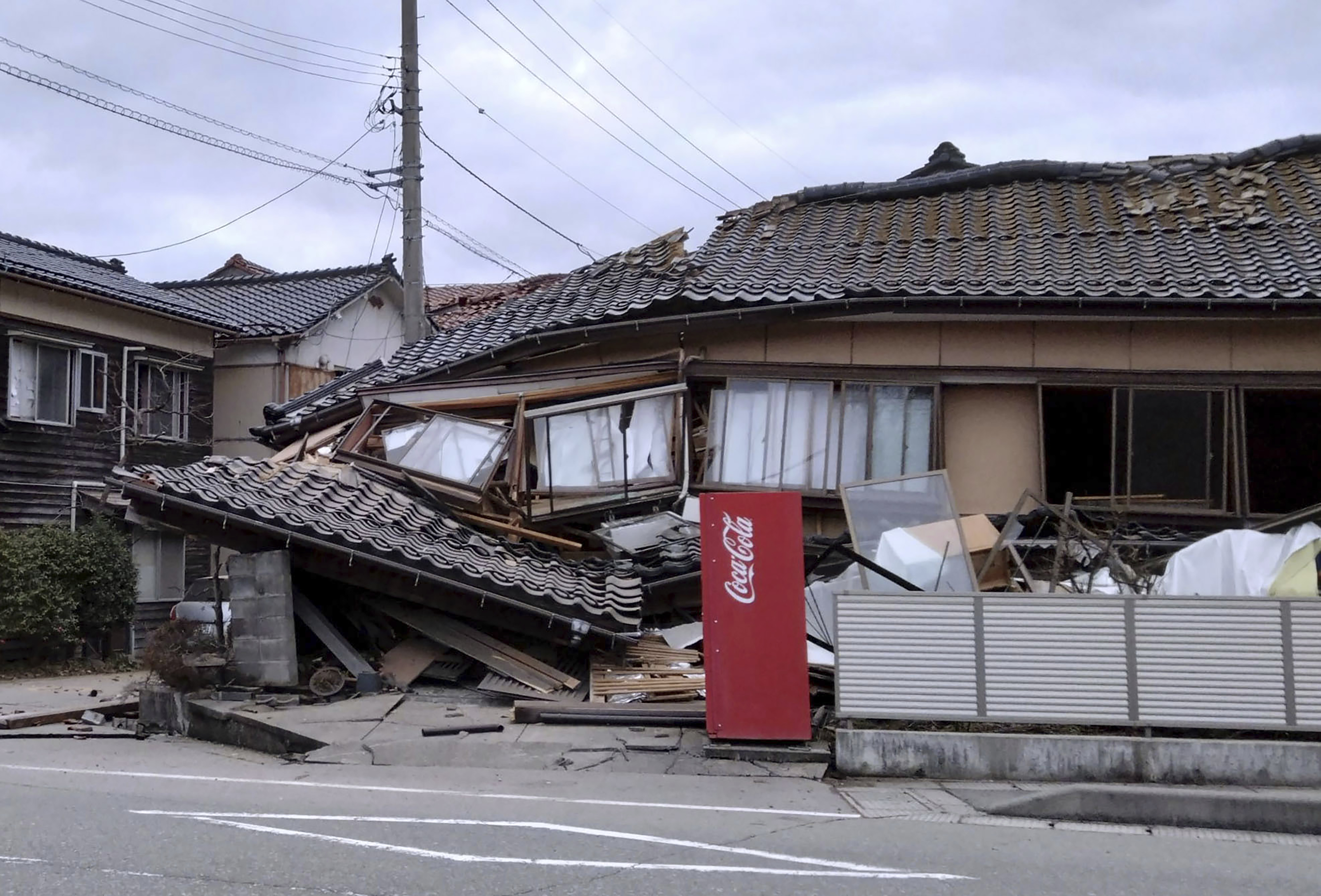 پیر کو آنے والے زلزلے کے جھٹکوں سے عمارت تباہ  (PHOTO:AP)