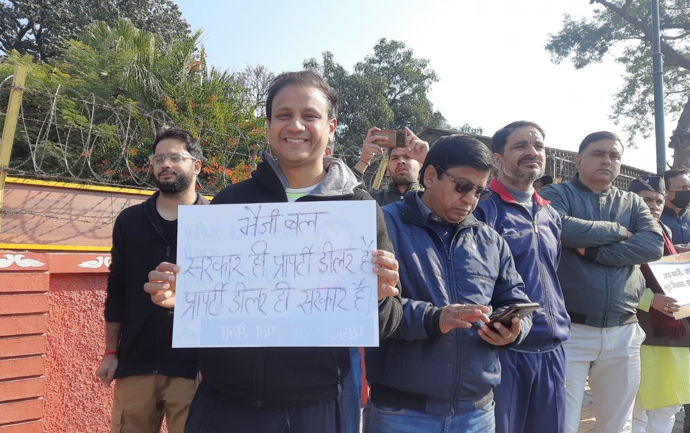 प्रदर्शन के बाद उत्तराखंड सरकार ने बाहरियों के कृषि या उद्यान के नाम पर जमीन खरीदने पर लगाई रोक