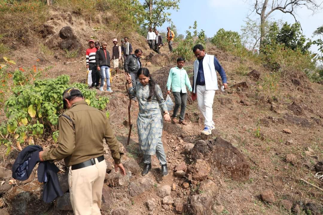 Chhindwara DM travelled 7 kms climbs mountain