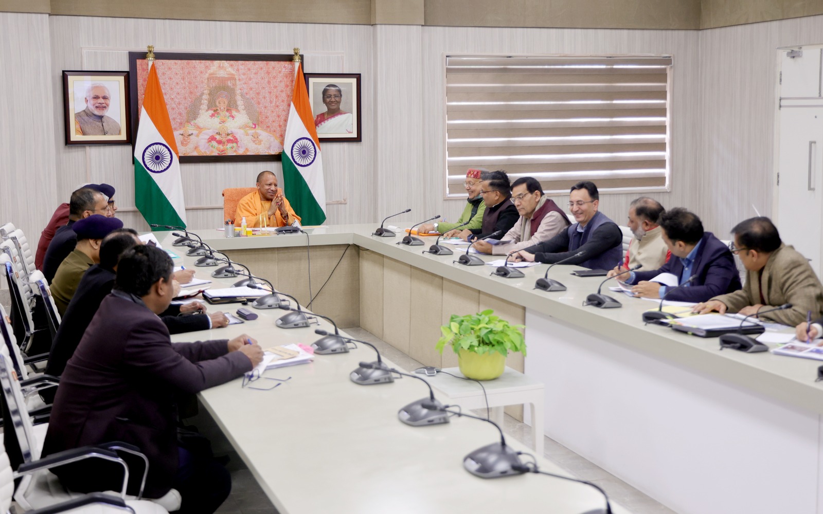 अयोध्या राम मंदिर प्राण प्रतिष्ठा समारोह की तैयारियों के बाबत दिशा निर्देश देते सीएम योगी आदित्यनाथ .