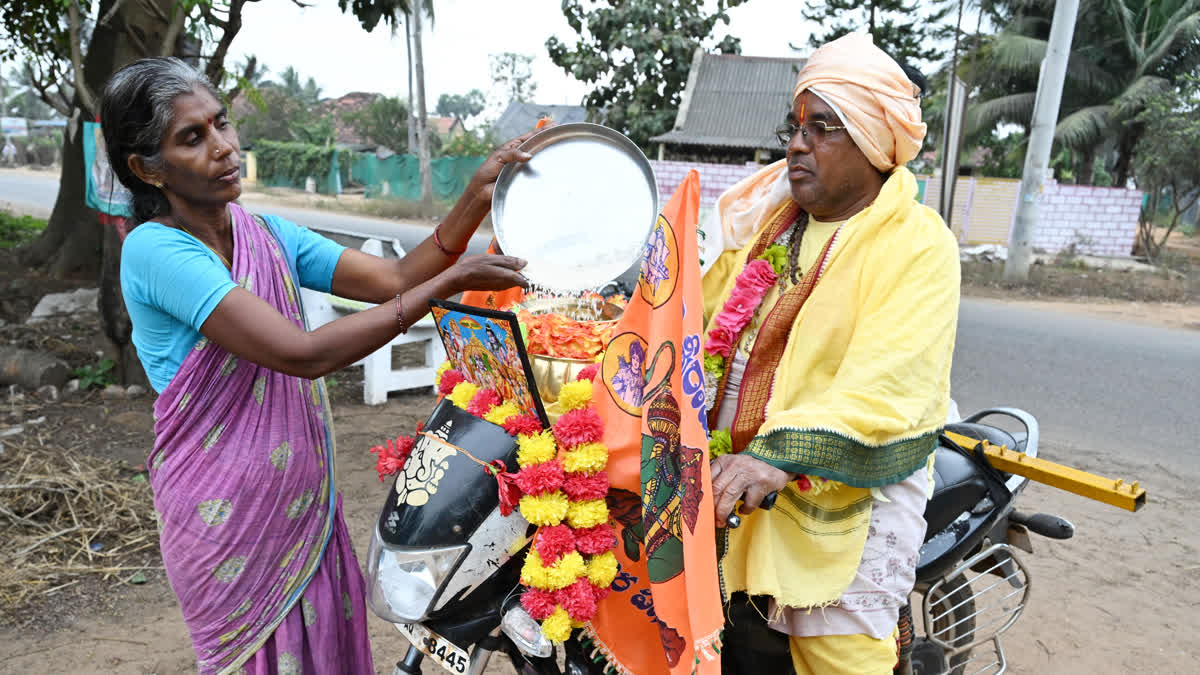 బైక్ ఎక్కిన హైటెక్‌ హరిదాసు