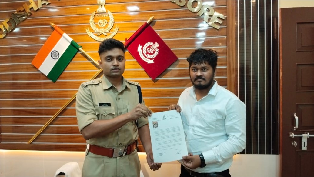 Balasore SP felicitates Ranjan Samantaray with a letter of appreciation