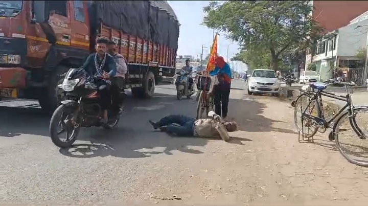 Amravati Devotee rolling on road