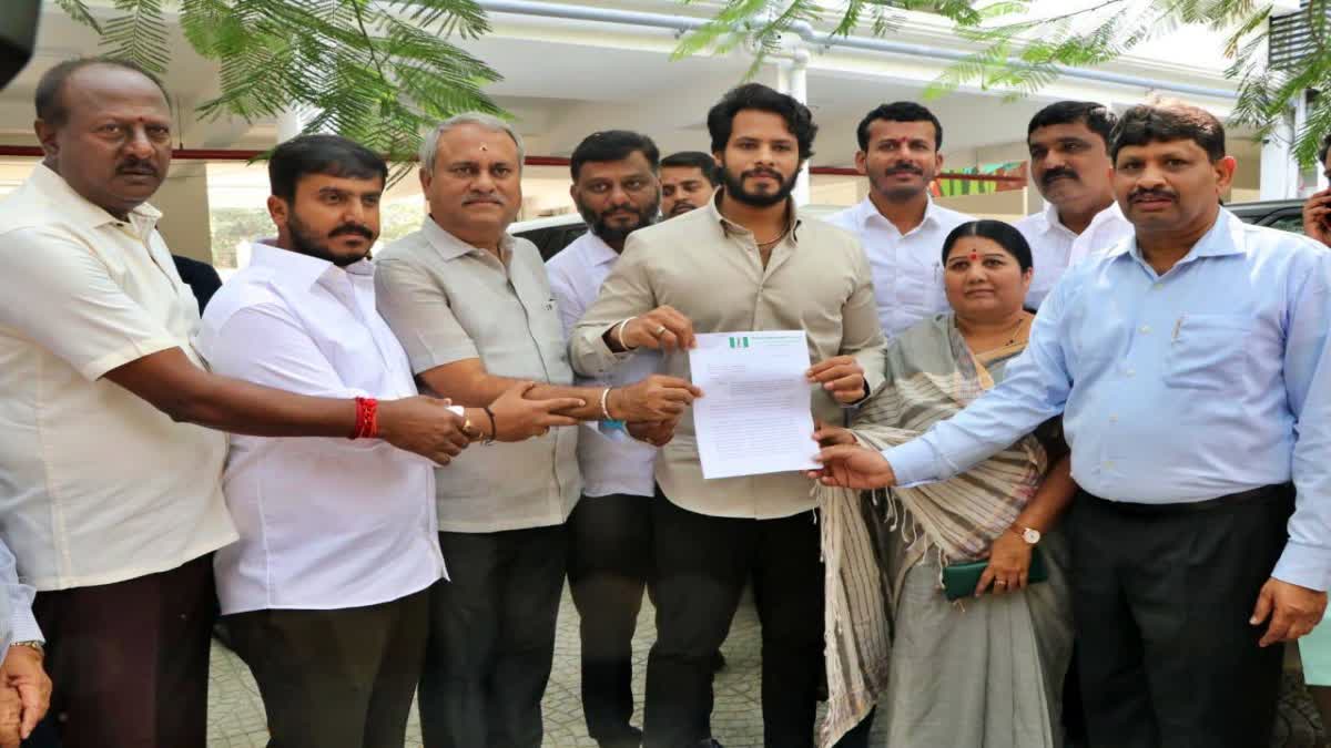 Magadi MLA Balakrishna  Election Commission  ಚುನಾವಣಾ ಆಯೋಗ  ಮಾಗಡಿ ಶಾಸಕ ಬಾಲಕೃಷ್ಣ  ನಿಖಿಲ್ ಕುಮಾರಸ್ವಾಮಿ ನೇತೃತ್ವದ ನಿಯೋಗ