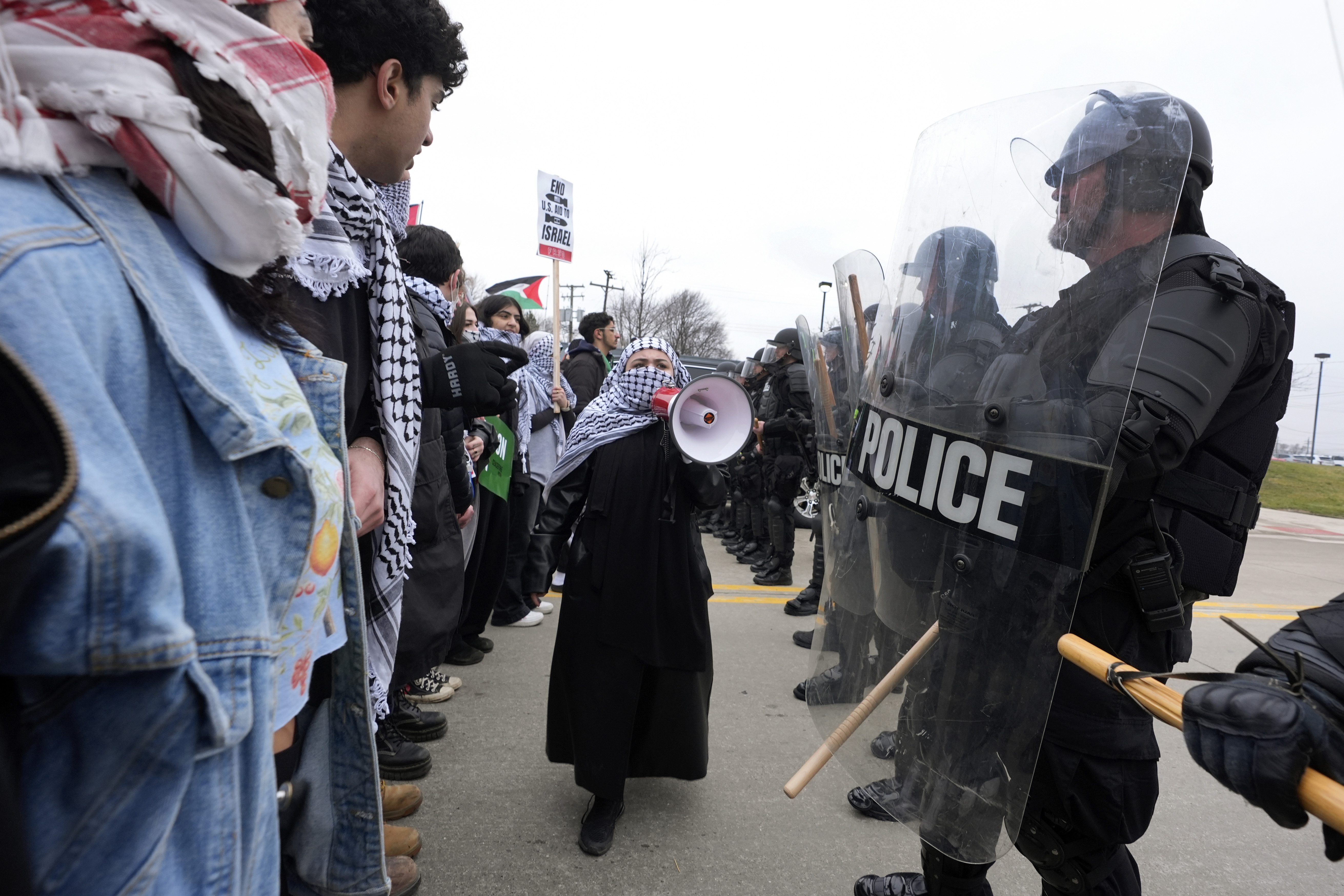 امریکہ کے مشی گن  میں فلسطین کی حمایت اور بائیڈن کی مخالفت میں احتجاج۔ ( PHOTO: AP)