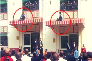 पटना हाई कोर्ट की छत से वकील ने लगाई छलांग, छज्जे में फंसा, देखें हाई वोल्टेड ड्रामा का VIDEO