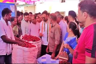 Minister Santosh Lad received information from the farmers.