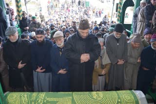 mirwaiz-expresses-condolence-over-passing-of-mufti-nasir-ul-islam-mother