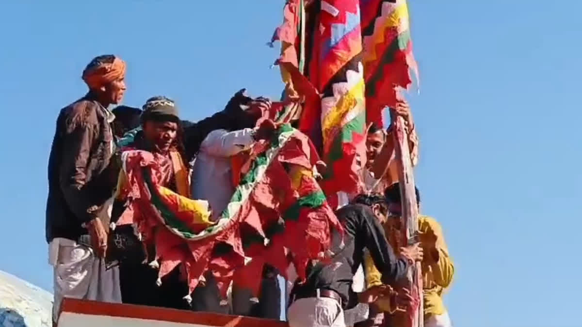 Flag hosting at Hari Mandir