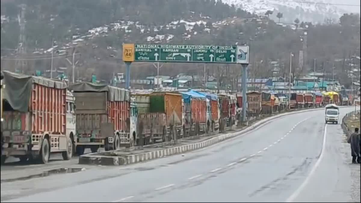 traffic-stranded-on-srinagar-jammu-national-highway-due-to-mud-slides-in-ramban