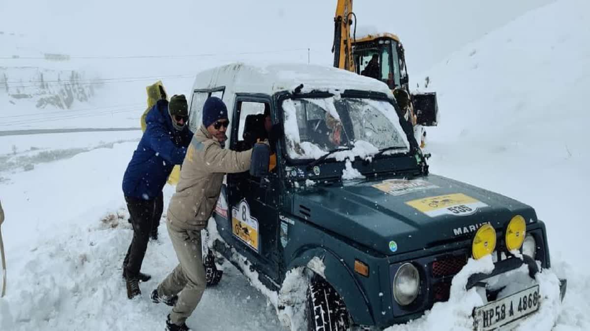 काजा में प्रश्न पत्र ले जा रही गाड़ी फिसली