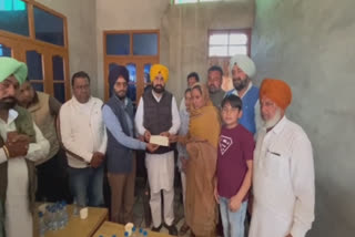 Punjab government gave a check of Rs 95 lakh to the family of the martyr at Mansa