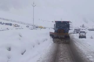 گاندربل میں سڑکوں سے برف ہٹانے کا کام جاری