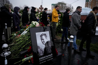 Russians bid farewell to opposition leader Alexei Navalny