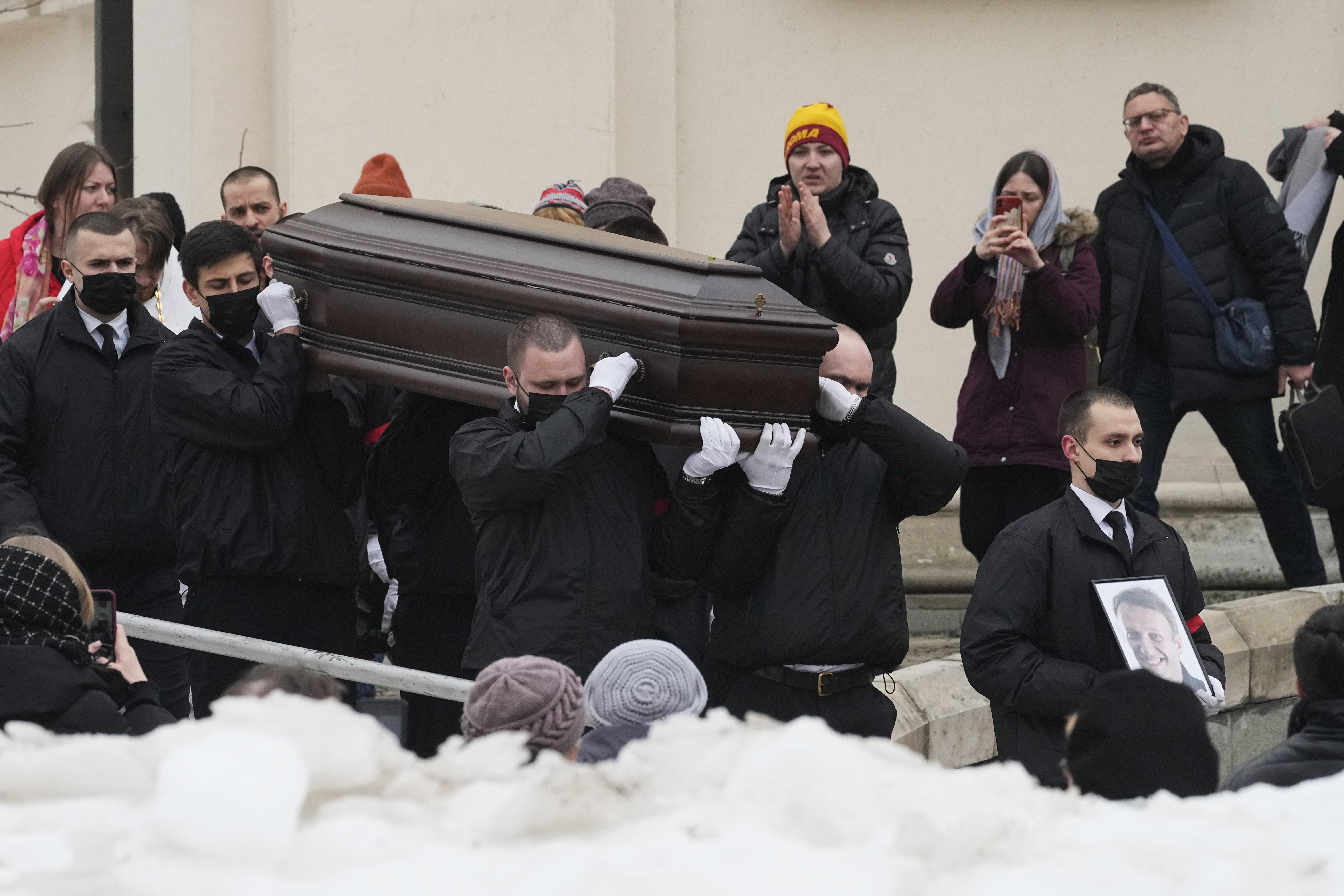 Russians bid farewell to opposition leader Alexei Navalny