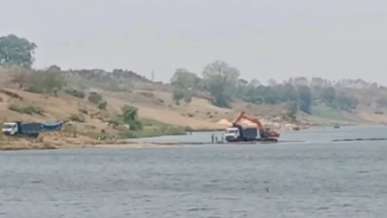 Illegal excavation of sand in Narmada