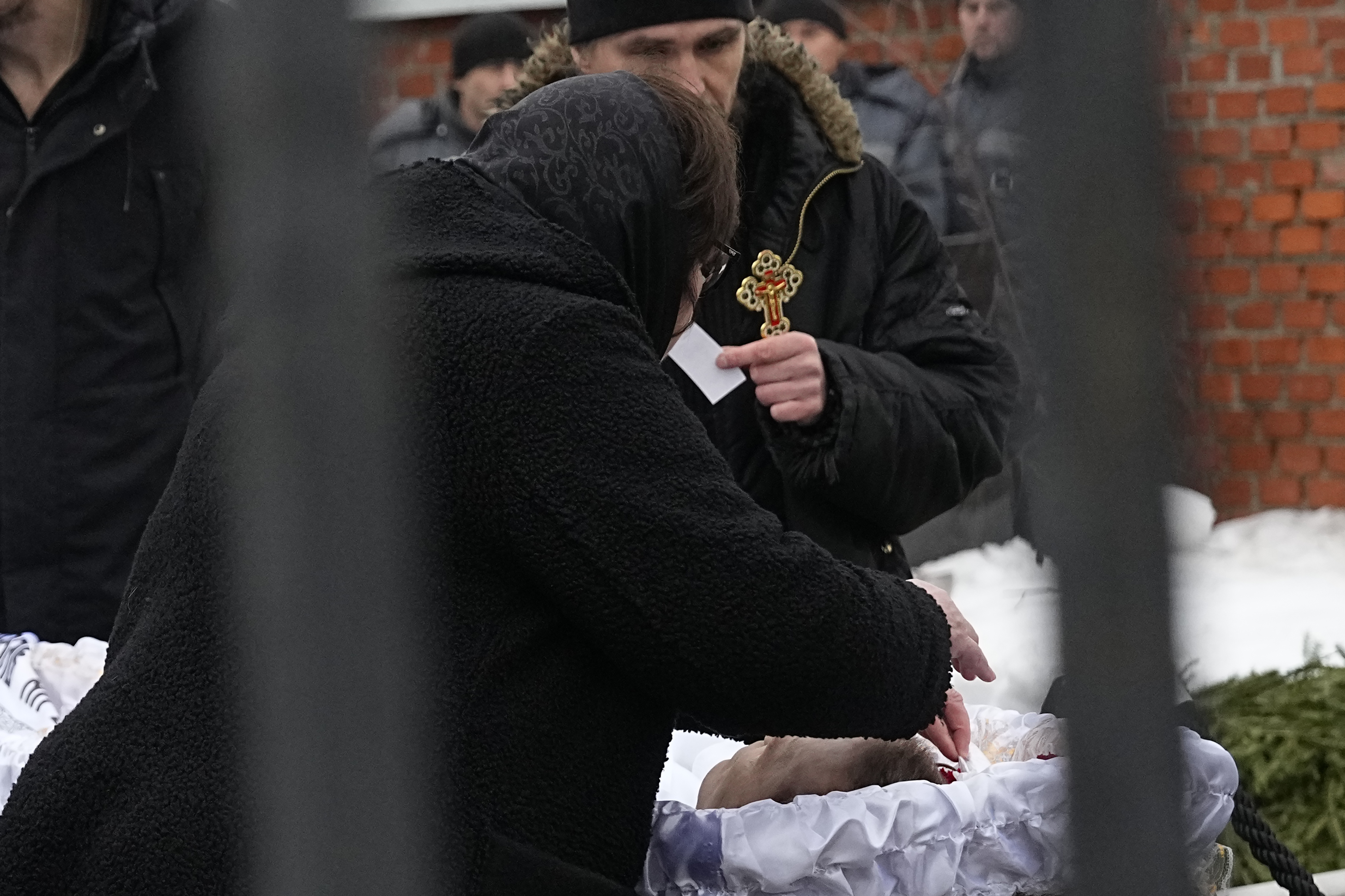 Russians bid farewell to opposition leader Alexei Navalny